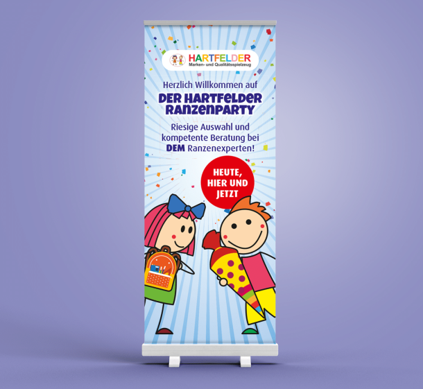 großes Außenbanner sowie Außenfahnen für die Marktplatz Galerie. Zu sehen ist das Center-Maskottchen in verschieden Positionen mit jeweils passender Headline