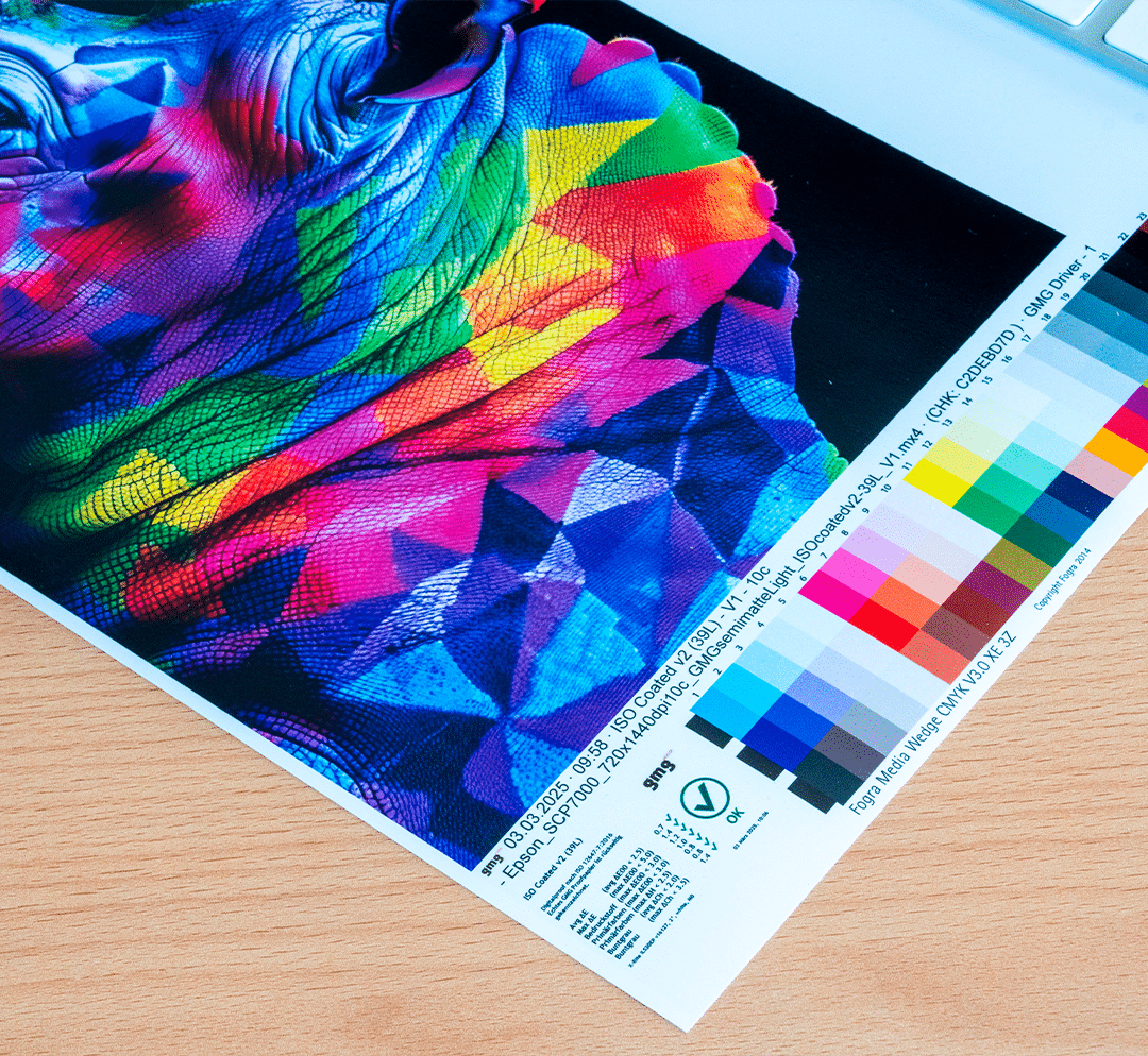 Farbverbindlicher Digitalproof mit Medienkeil und Farbreferenz