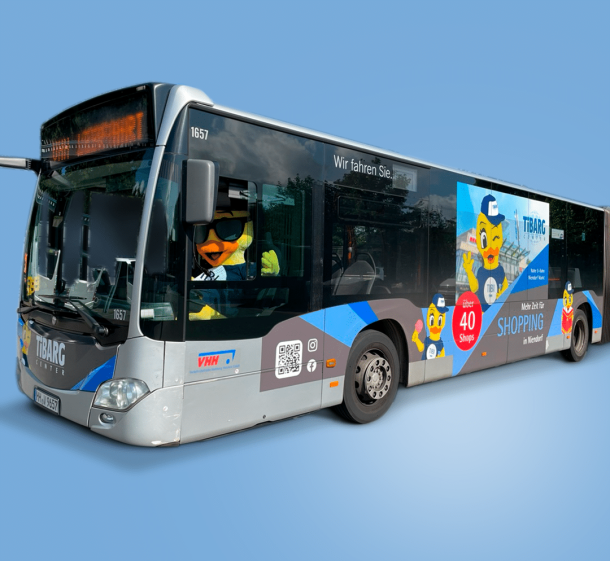 Gestaltung eines Gelenkbusses im Corporate Design des Tibarg Centers als Werbemaßnahme. Zu sehen ist das Center-Maskottchen (eine Ente) in verschiedenen Situationen, die alle Bezug zum Center haben.